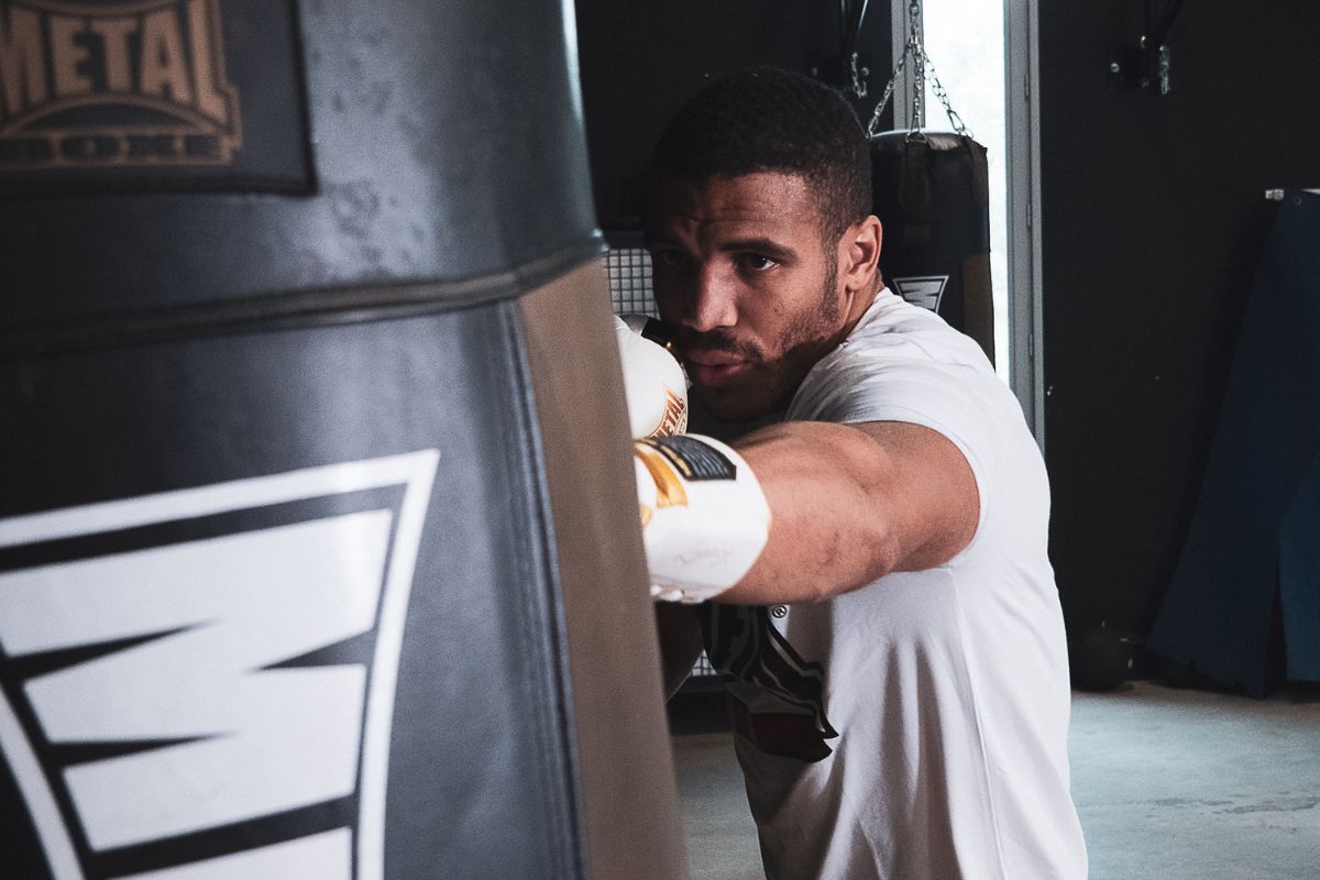 Direct porté au sac, un coup de base en boxe