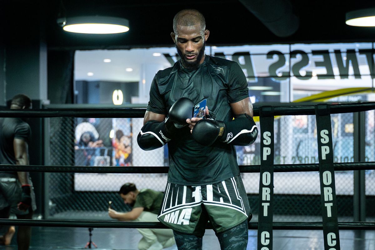 Combattant en gants de boxe Metal sur un ring d'entrainement